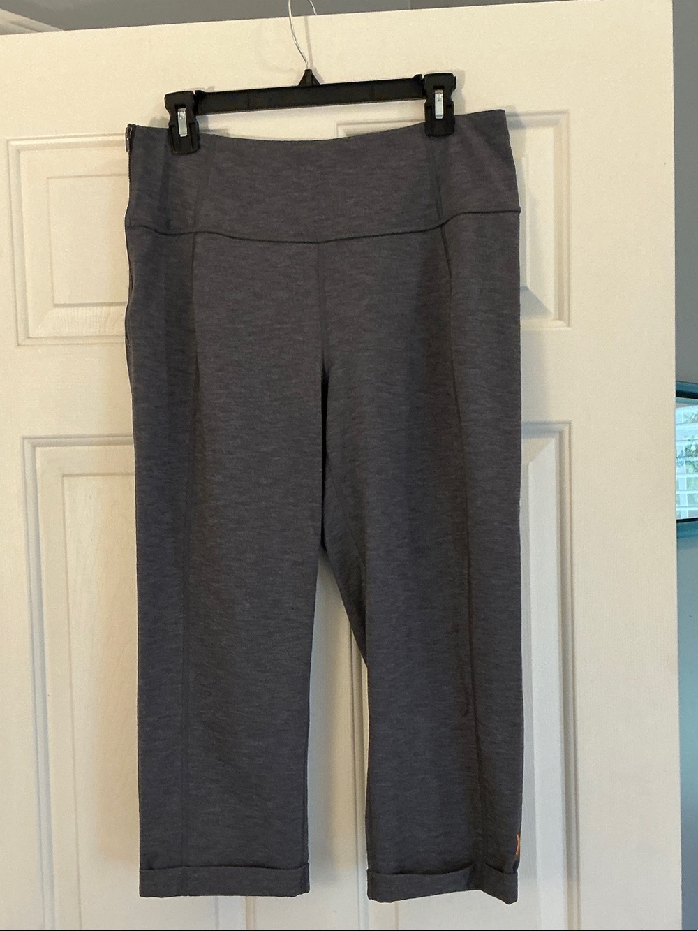 Lucy Heather Gray Capri Pants size Medium